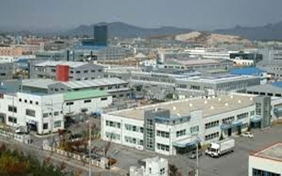   مصر اليوم - سو جونغ يزور مجمع كايسونغ الصناعي في كوريا الشمالية