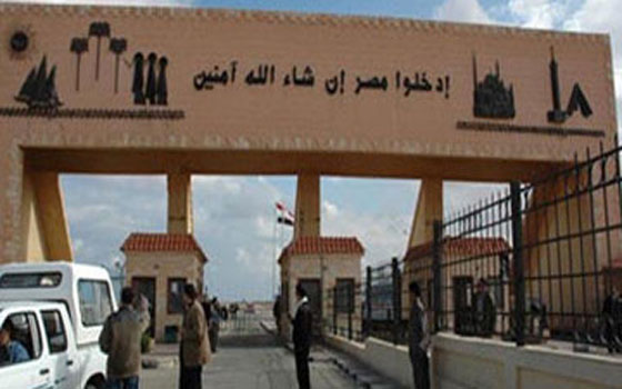 مصر اليوم - احتجاز وضرب 200 من الأهالي داخل منفذ السلُّوم الحدوديّ