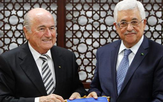 مصر اليوم - الرئيس الفلسطيني يطالب بلاتر بمساءلة الإتحاد الإسرائيلي