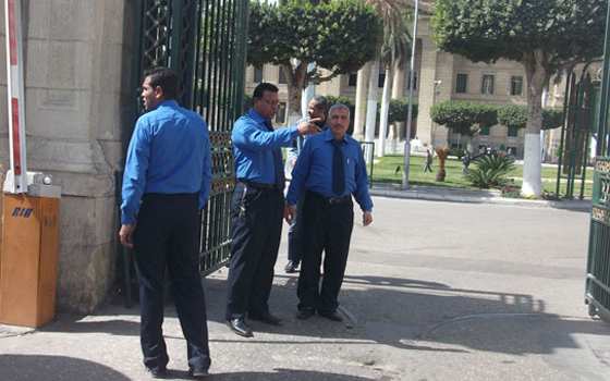   مصر اليوم - الأمن المصري يخلي المدن الجامعيّة في القاهرة من الطلاب