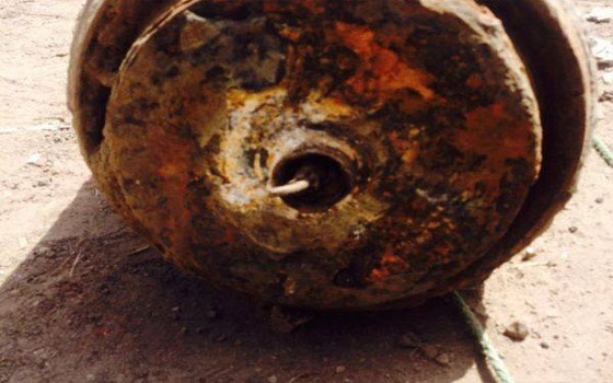   مصر اليوم - أهالي جنوب بورسعيد يعثرون على صاروخ طائرة قديم