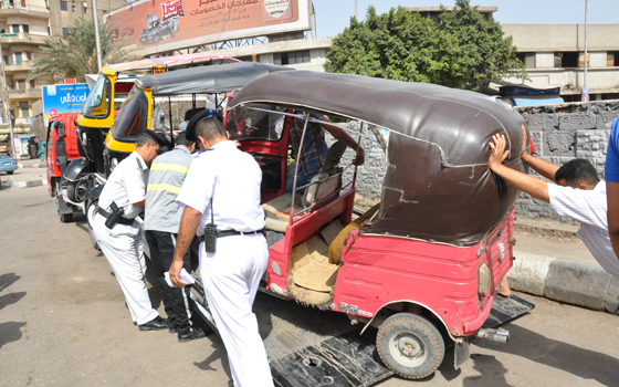   مصر اليوم - الجيزة تصادر 150 مركبة توك توك من شوارع المحافظة