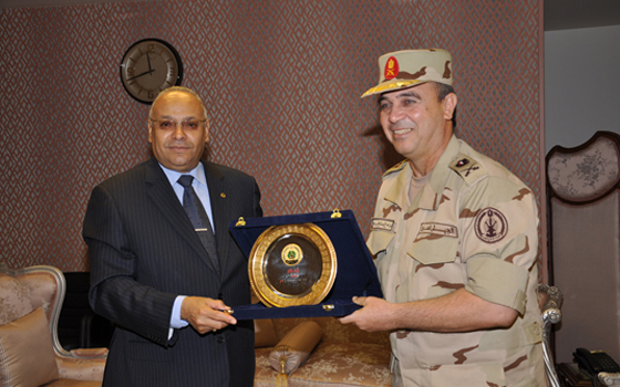 مصر اليوم - إهداء درع الفرقة الخامسة دفاع جوي لمحافظ بني سويف