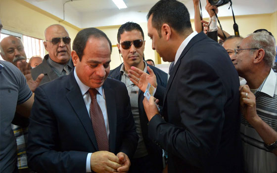   مصر اليوم - حملة السِّيسي تنفي اصطحاب قوات الصَّاعقة للمشير للإدلاء بصوته في الانتخابات