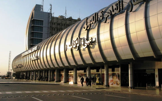   مصر اليوم - القبض على هاربين من أحكام قضائيّة في مطار القاهرة