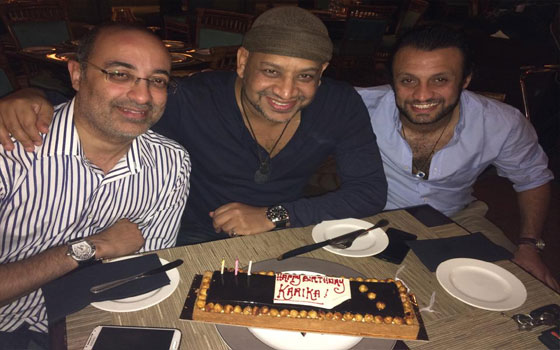   مصر اليوم - المطرب كاريكا يحتفل مع أصدقائه المُقرّبين بعيد ميلاده