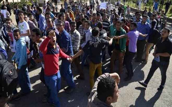   مصر اليوم - طلاب الإخوان يقطعون الخلفية المأمون والشرطة تفرقهم بقنابل الغاز