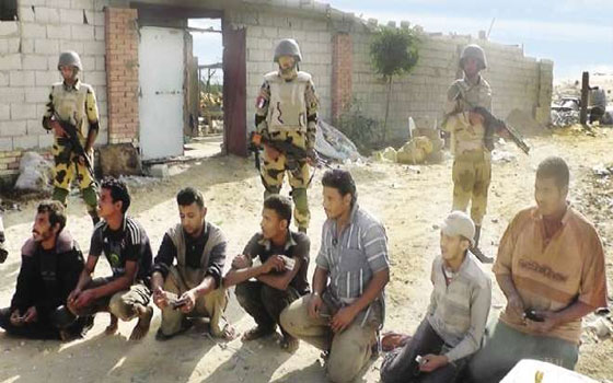   مصر اليوم - توقيّف تكفيرييّن و30 مشتبهًا خلال حملة أمنيّة شمال سيناء