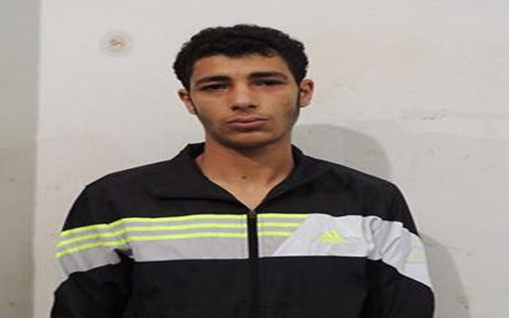 مصر اليوم - أمن بورسعيد يُوقِف شخصًا بحوزته 11 لفافة من مُخدِّر البانجو