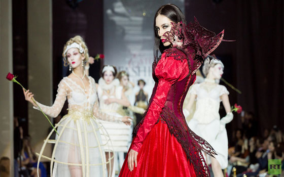   مصر اليوم - المصمِّمة أليسا مكسيموفا تعتمد تجانس الألوان والجمع بين الثقافات