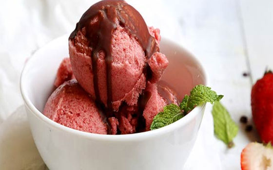   مصر اليوم - أيس كريم الفراولة مع شوكولاته الماجيك شل