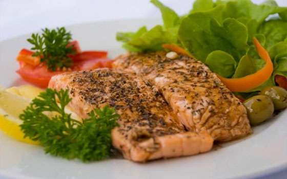   مصر اليوم - سلمون مشوي بالخضار