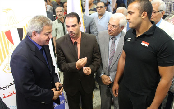 مصر اليوم - وزير الشباب يستقبل إيهاب عبد الرحمن في مطار القاهرة