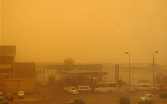   مصر اليوم - عاصفة ترابيَّة مفاجئة تهاجم سوهاج ومديريَّة الصِّحَّة تعلن الطّوارئ