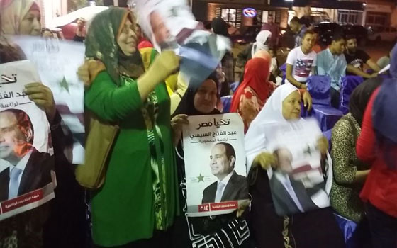 مصر اليوم - سيدات السويس يتناغمن على المزمار تأييدًا للسيسي