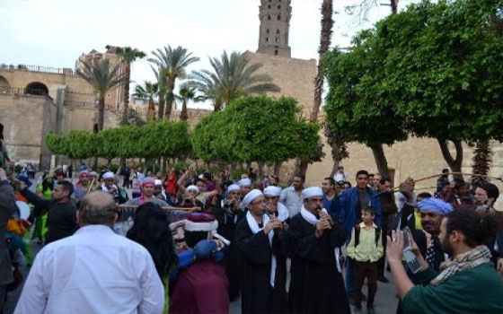   مصر اليوم - وزير الثقافة يقررمد فترة مهرجان الفنون الشعبية بشارع المعز