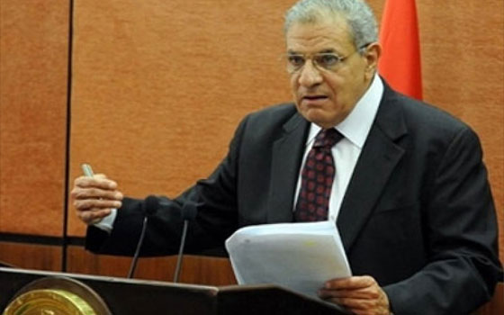   مصر اليوم - محلب يُؤكّد أنَّ الحكومة تعمل على توفير الحماية الاجتماعيَّة للمواطنين