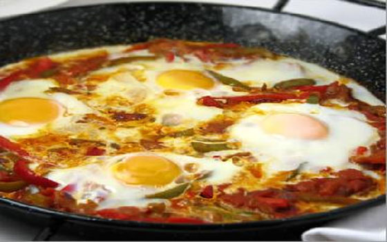   مصر اليوم - شكشوكة البيض و الطماطم