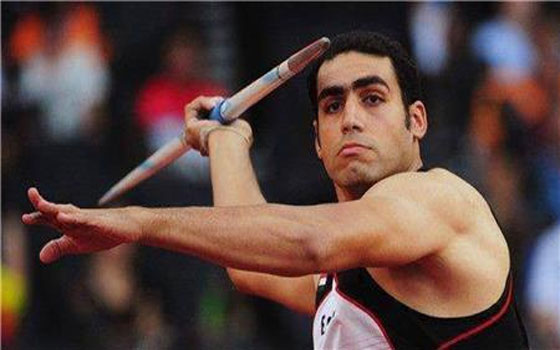 مصر اليوم - إيهاب عبدالرَّحمن يحطِّم الرَّقم العالميّ لرمي الرُّمح في بطولة الصِّين