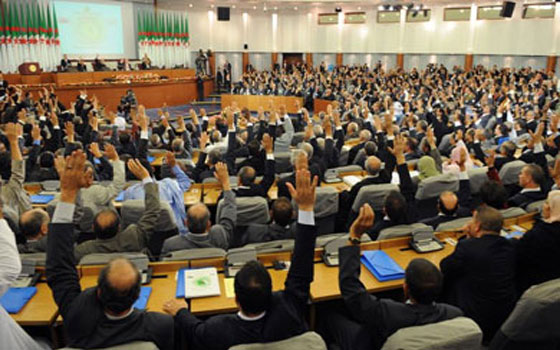   مصر اليوم - مسودة تعديل الدستور في الجزائر اشتملت على 47 مادة جديدة