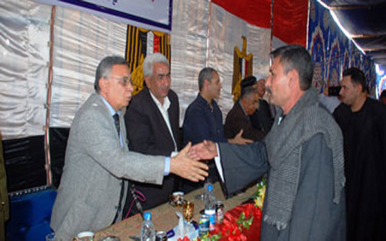   مصر اليوم - محافظ سوهاج يشهد جلسة صلح بين عائلتين في ساقلتة