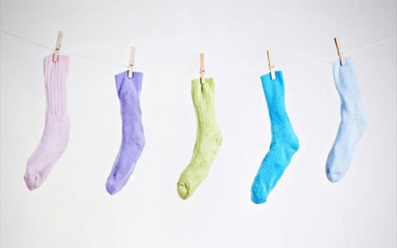   مصر اليوم - سُكَّان قرية ستينسفيلد في بريطانيا يُزيّنون منازلهم بالجوارب