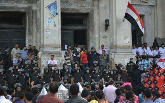   مصر اليوم - قوات الأمن تفضُّ وقفة احتجاجيَّة بالقوة أمام مركز حقوقي في الإسكندريَّة