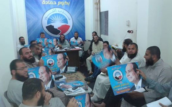 مصر اليوم - بوسترات النّور لدعم السِّيسي تغزو شوارع كوم حمادة