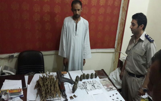   مصر اليوم - ضبط 10 قنابل خاصة بالجيش بحوزة سائق في سوهاج