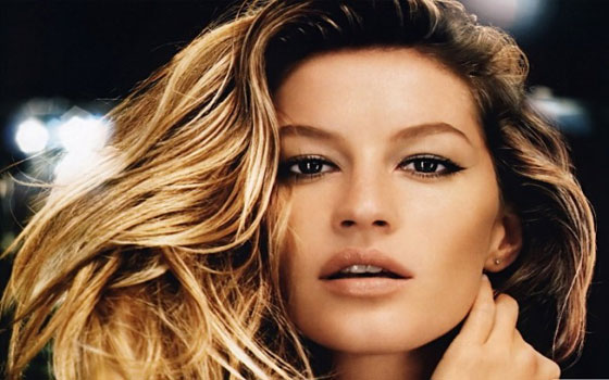 مصر اليوم - عارضة الأزياء جيزيل باندشن وجه شانيل 5 الجديد