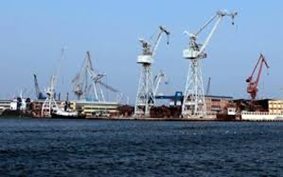   مصر اليوم - إغلاق موانئ السويس لسوء الأحوال الجويّة