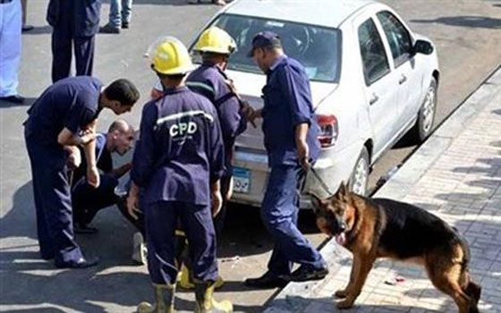 مصر اليوم - خبراء المفرقعات يفحصون سيارة في مدينة قنا