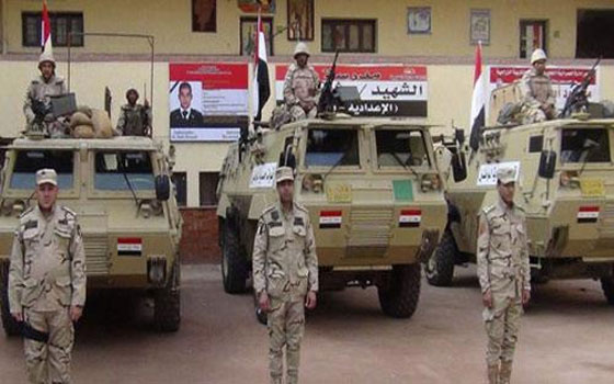 مصر اليوم - إنتشار قوات الجيش والشرطة في ميادين السويس