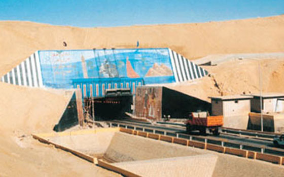 مصر اليوم - مراقبة حركة الوافدين في اتِّجاهَيْ نفق أحمد حمدي في السّويس