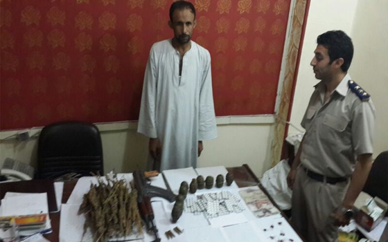   مصر اليوم - ضبط 10 قنابل خاصة بالجيش بحوزة سائق في سوهاج