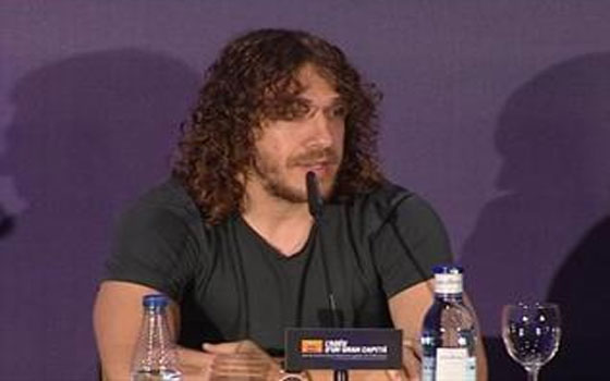   مصر اليوم - تشافي يبكي في وداع القائد بويول نجم برشلونة