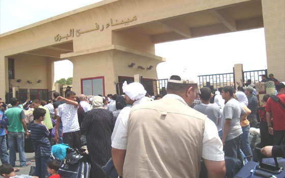   مصر اليوم - عبور 1041 فردًا من وإلي قطاع غزة عبر معبر رفح