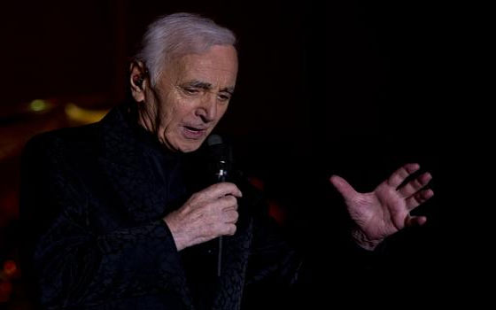   مصر اليوم - أمسية عادية بمناسبة بلوغ ازنافور سن التسعين في برلين