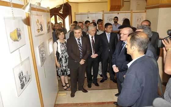   مصر اليوم - قناة تلاقي تطفئ شمعتها الأولى بمعرض كاريكاتوري في الأوبرا بدمشق