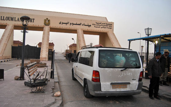 مصر اليوم - توقيف سائق ليبي في منفذ السلوم وفي حوزته 7 رشاشات وبندقية آلية