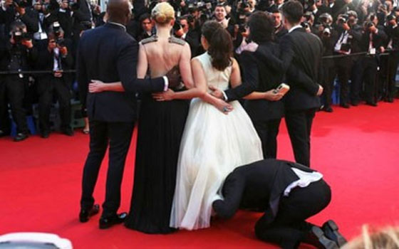   مصر اليوم - صحافي يختبئ تحت فستان ممثلة في مهرجان كان