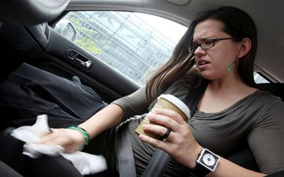 مصر اليوم - الزوجة في المقعد الأمامي تسبب الضغط العصبي