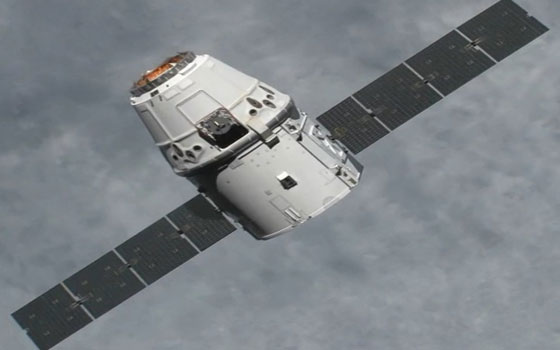   مصر اليوم - سفينة الشحن الفضائية دراجون تغادر المحطة الفضائية عائدة للأرض