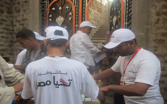   مصر اليوم - لجنة الشباب في حملة السيسي توزع 200 لمبة موفرة في قنا