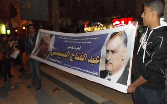   مصر اليوم - حملة السيّسي تدعم ترشحه بسلاسل بشريّة في البحر الأحمر