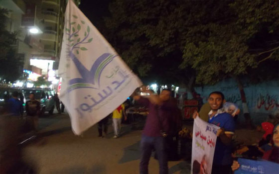 مصر اليوم - حزب الدستور يُنظم سلسلةً بشريَّةً لدعم صباحي في بني سويف