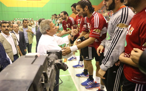   مصر اليوم - وزيّر الشباب يشهدُ تتويّج الأهلي ببطولة كأس السوبر لكرة اليّد