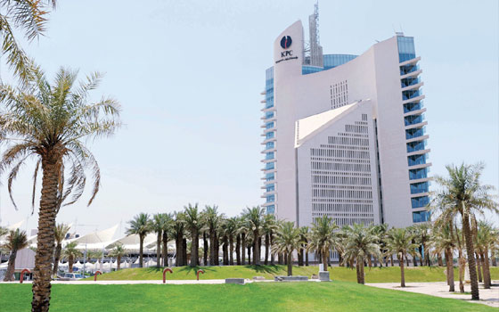   مصر اليوم - مؤسسة البترول الكويتيَّة توقع عقداً جديداً مع شركة شل العالميَّة