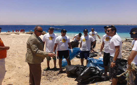   مصر اليوم - عبدالله يشارك مع مئات المتطوعين في حملة نظافة جزر البحر الأحمر