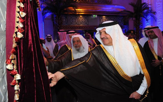 مصر اليوم - أمير المنطقة الشرقية يفتتح فندق كراون بلازا في الخبر